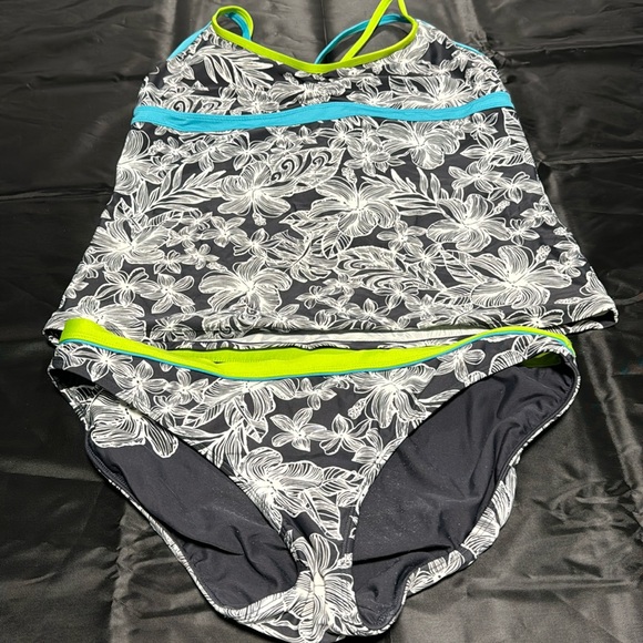 Women’s 2-piece Athleta swim suit - Picture 1 of 3